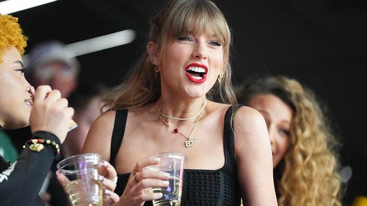 Alasan Taylor Swift Dukung Kamala Harris lalu juga Tim Walz di dalam tempat pemilihan raya Negeri Paman Sam 2024