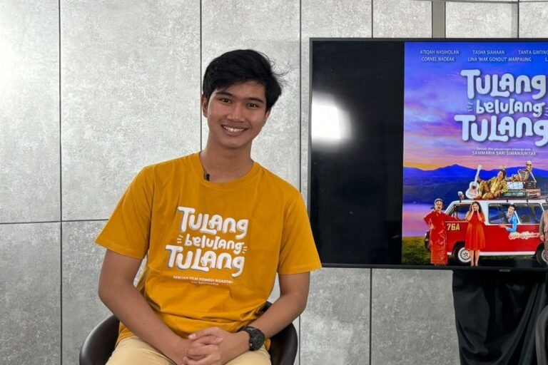 Cornel Nadeak belajar menyetir untuk film “Tulang Belulang Tulang”