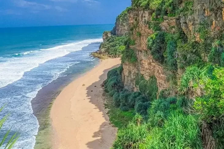 6 Rekomendasi Pantai Hidden Gem dalam area Indonesia, Surga Tersembunyi yang mana digunakan Diburu Pencinta Alam