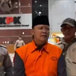 Massa Kepung Polrestabes Bengkulu, Gubernur Bengkulu Rohidin Mersyah Dievakuasi Pakai Rompi Polisi