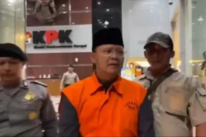 Massa Kepung Polrestabes Bengkulu, Gubernur Bengkulu Rohidin Mersyah Dievakuasi Pakai Rompi Polisi