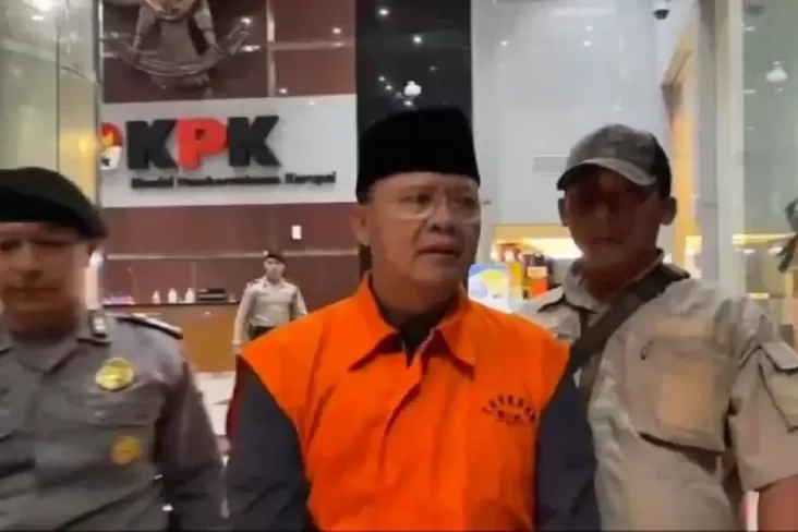 Massa Kepung Polrestabes Bengkulu, Gubernur Bengkulu Rohidin Mersyah Dievakuasi Pakai Rompi Polisi