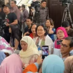 Istri Tom Lembong Bersama Pendukung Hadiri Sidang Putusan Praperadilan