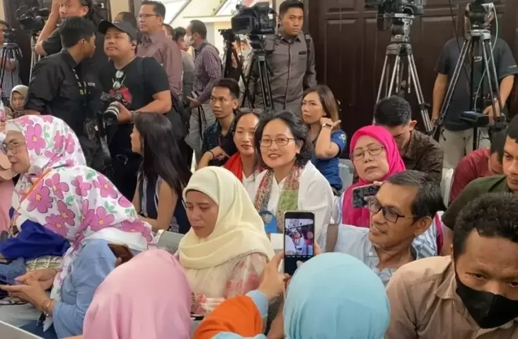 Istri Tom Lembong Bersama Pendukung Hadiri Sidang Putusan Praperadilan