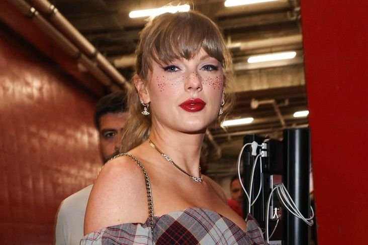 Taylor Swift Ditunjuk Jadi Pembawa Acara Grammy Awards 2025